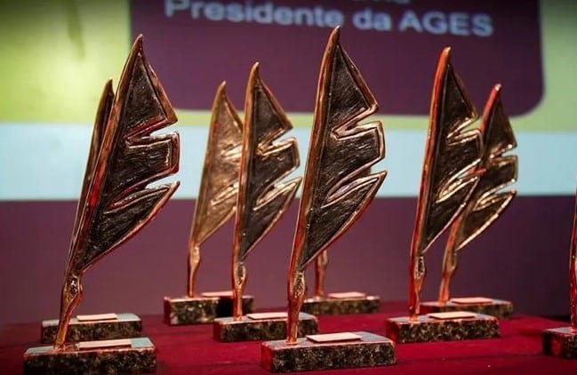 Um novo troféu para o Prêmio AGES Livro do Ano para celebrar os 45 anos da Associação